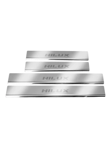 nakladki-progowe-toyota-hilux-mk8-stal-nierdzewna-polysk-grawer-lustro-chrom (2).webp