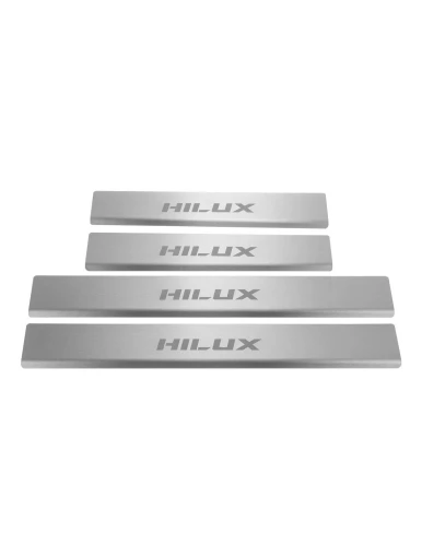 nakladki-progowe-toyota-hilux-mk8-stal-nierdzewna-mat-grawer-szczotkowana-stal.webp